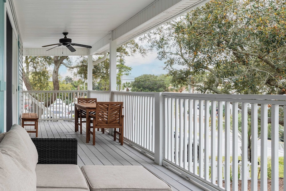 Dolphin Days by Avantstay Pool, 0.2mi to Beach!