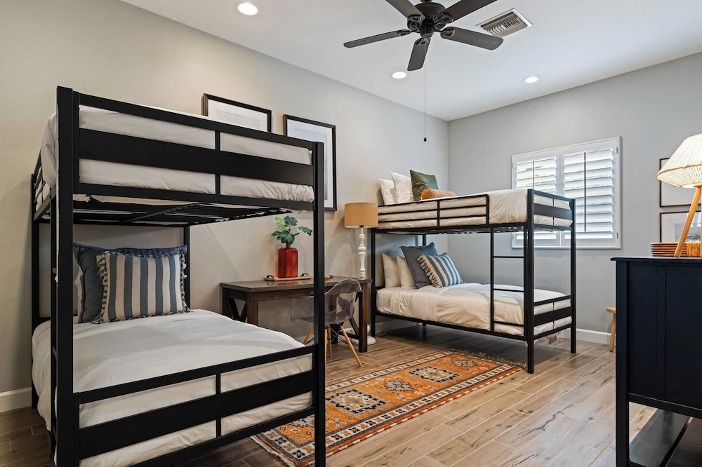 41 Palms Estate by Avantstay Indoor Pickleball, Pool, Hot Tub, Outdoor Kitchen