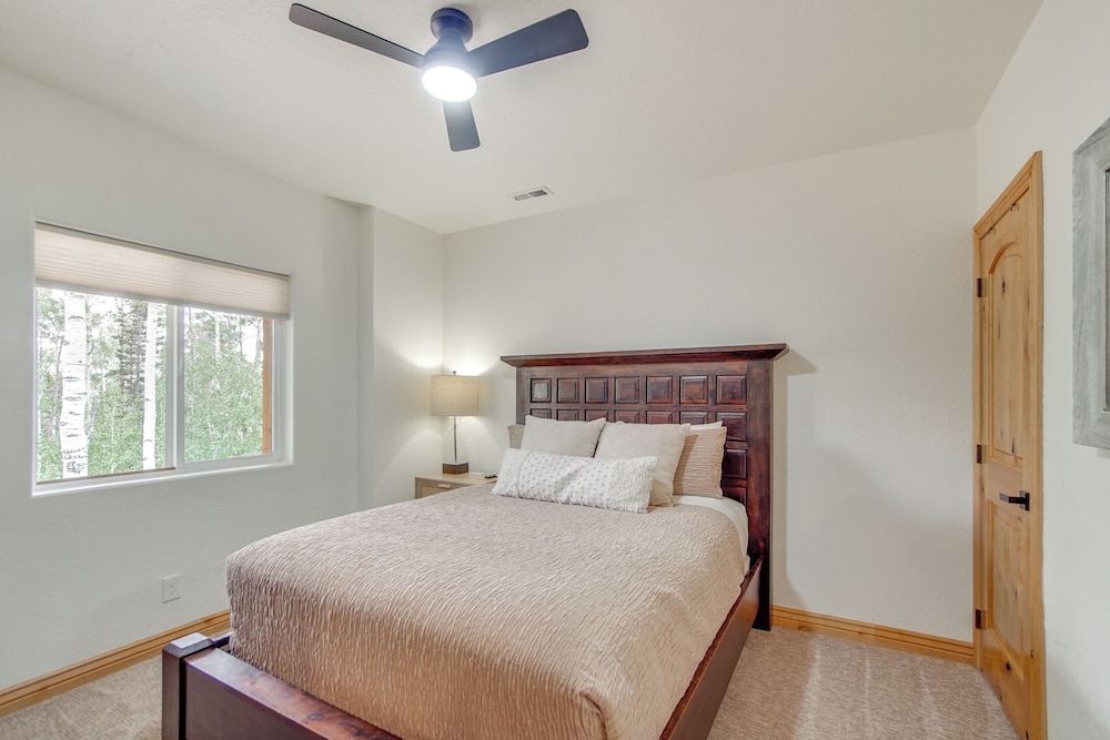 Hot Tub, Game Room! 3-story Brian Head Home