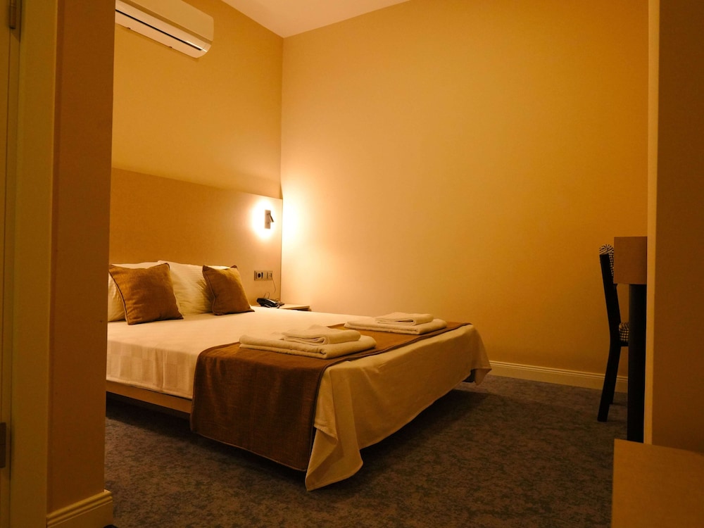 Bonnie City Hotel - Image 40