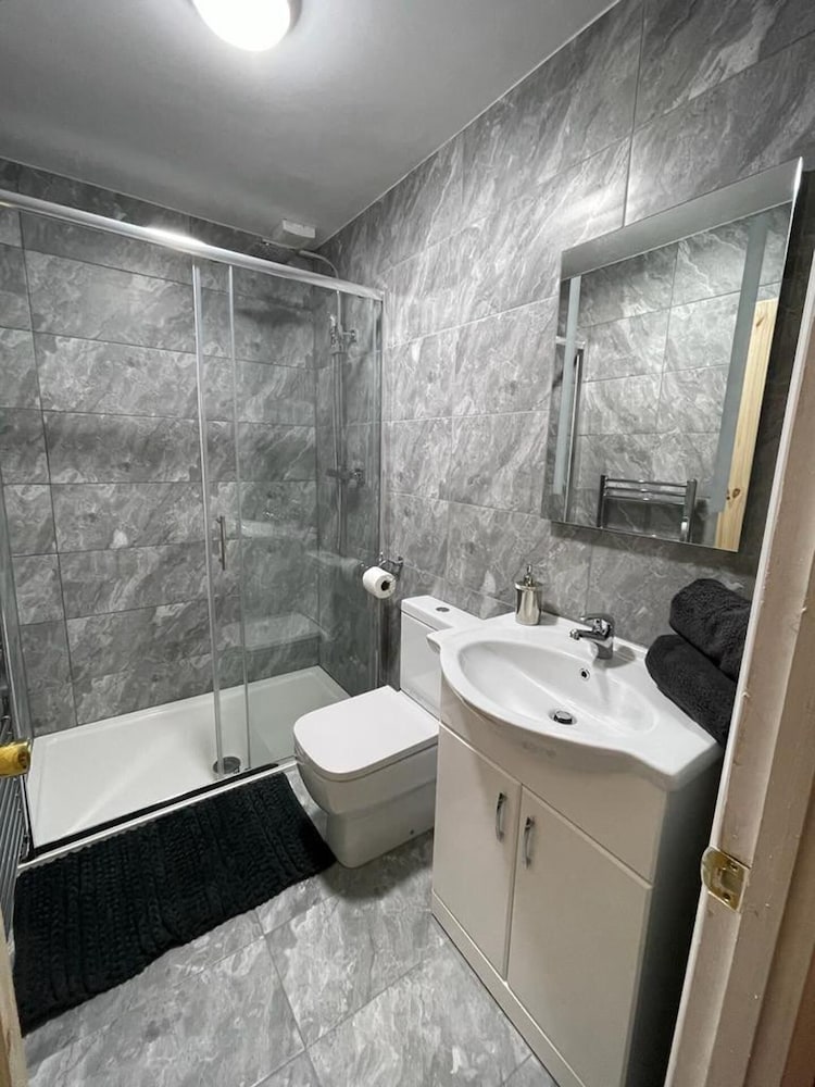 House - Sleeps 6 - Garden - Parking