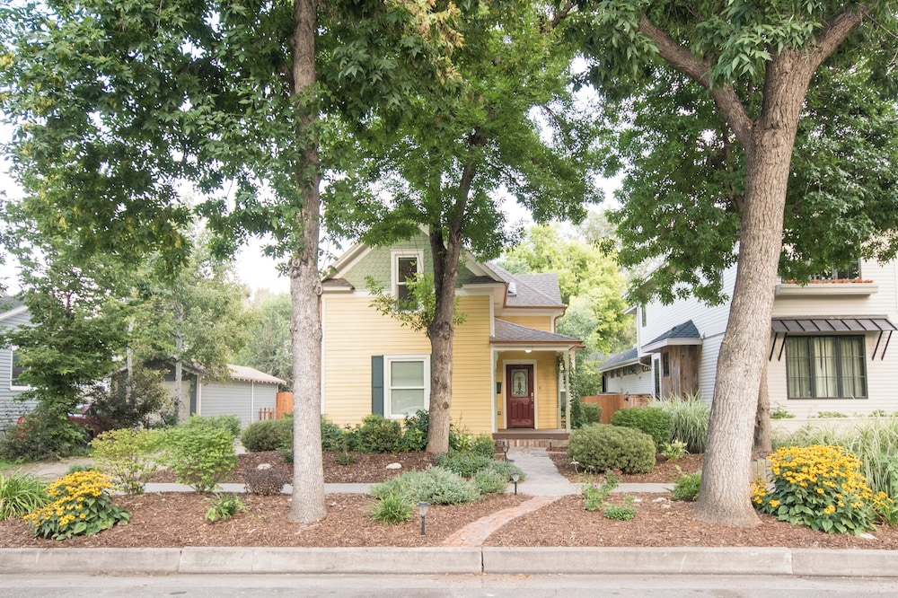 Spacious Old Town Home Walk to Dining & Culture!