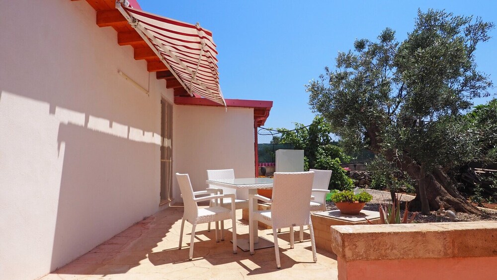 Villa Ulivo Sleeps 7 Garden Close to the sea
