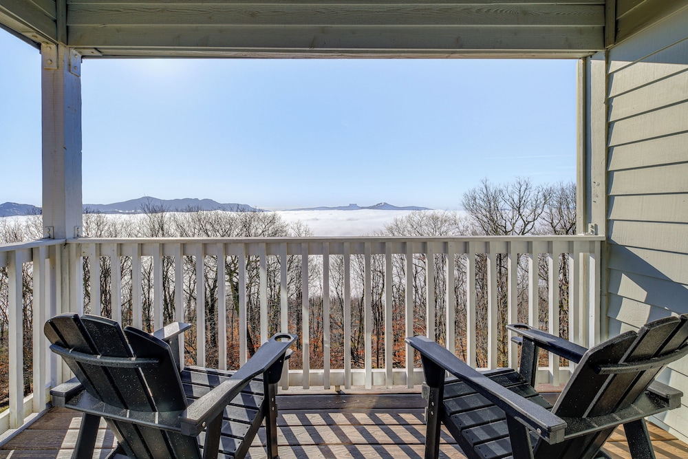 2 Mi to Beech Mtn: Fully Remodeled Condo w/ Patio!