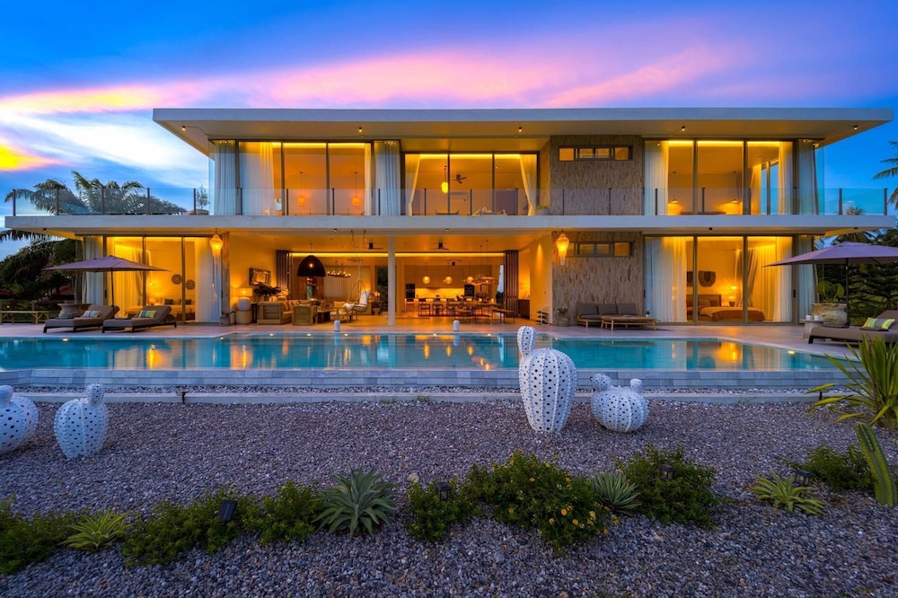Ultra-Modern 6-Bedroom in GolfCourse PH6