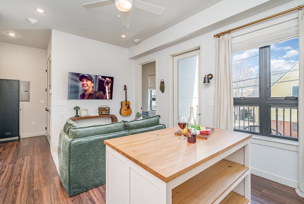 Treble Maker -rooftop Lounge - Pool - In Music Row