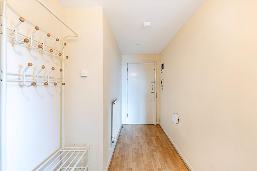 Sleek Flat w/ River Views In Canary Wharf