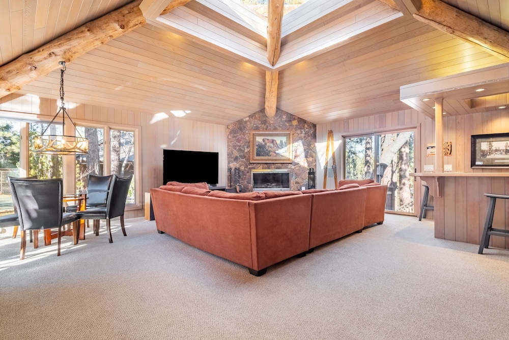 Heavenly Valley by Avantstay Home w Pool Sauna Hot Tub Game Room Tennis Crt Basketball Crt