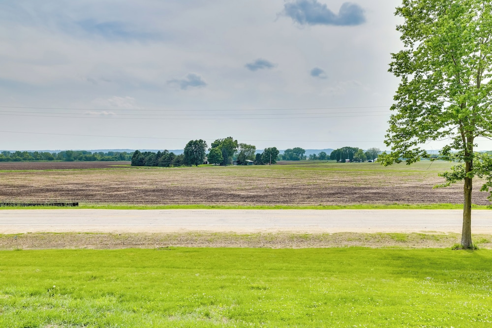 3 Mi to Lake Onalaska: Quaint Home w/ Prairie View
