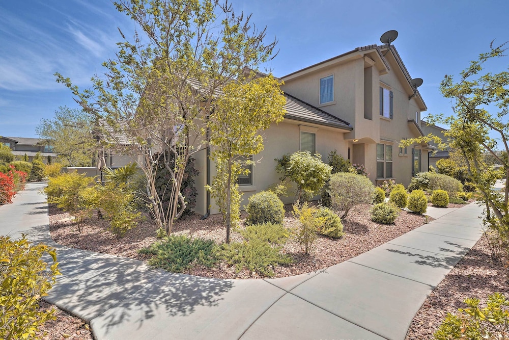 'blue Sky Get-a-way' Townhome w/ Patio, Grill