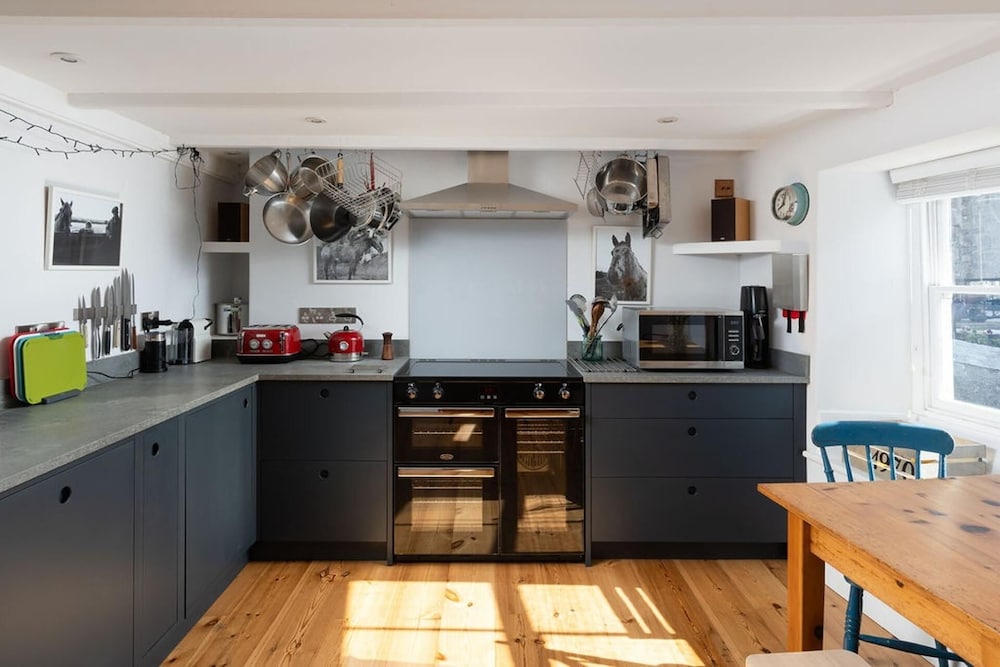 Seaview-2br-sleeps5-cottage-fastwifi-woodburner