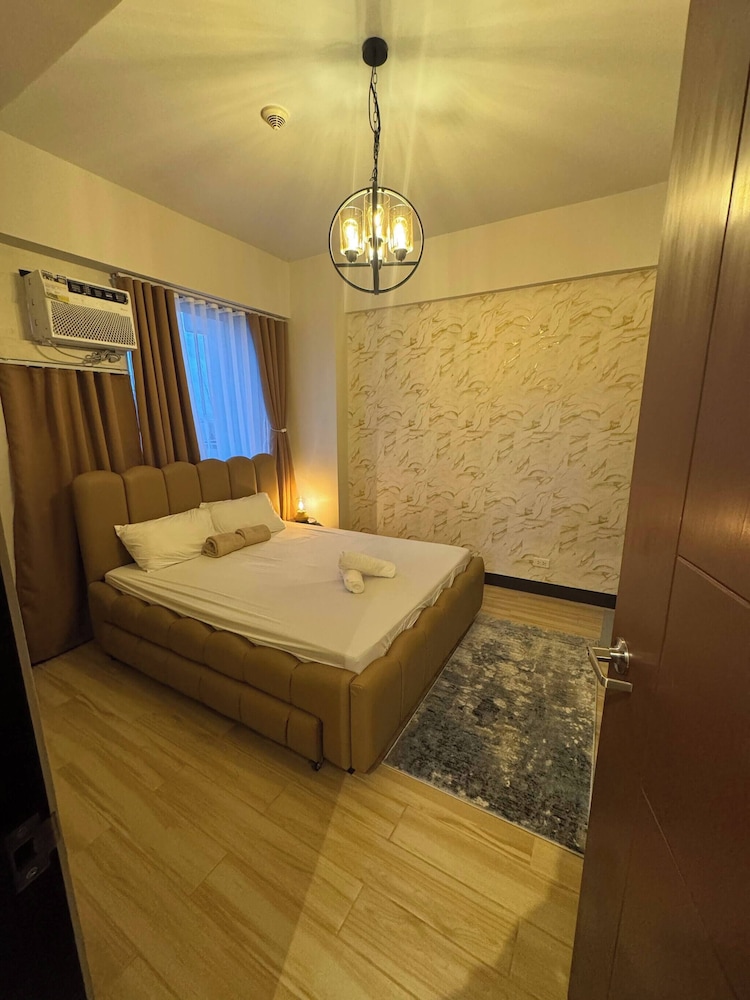 Modern & Spacious 2BR 68 sqm Condo in Manhattan Heights Pool View