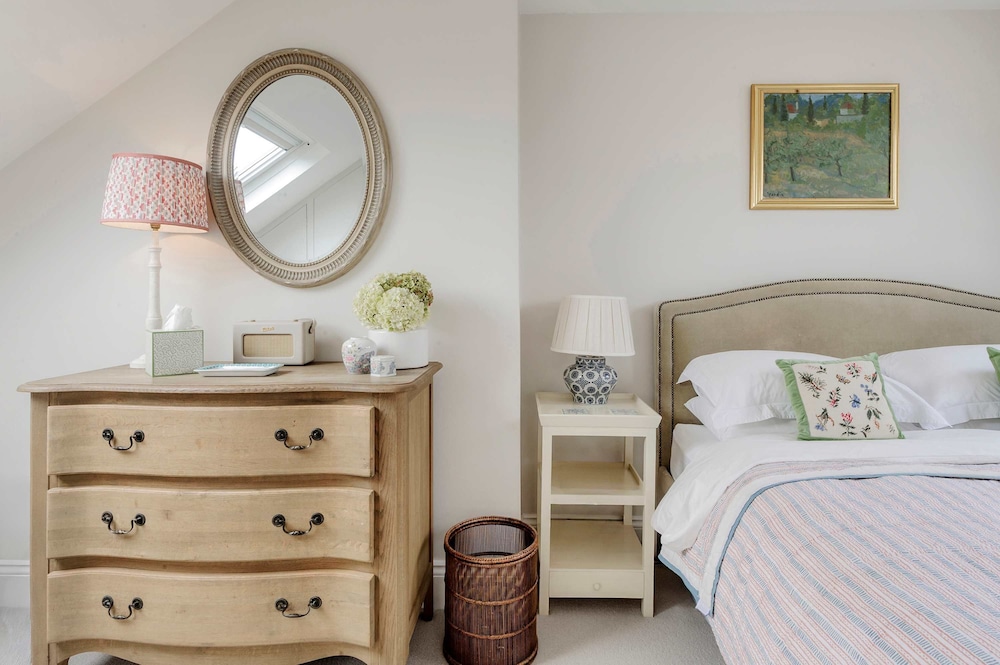 Stunning 4 bed Fulham Home With Garden