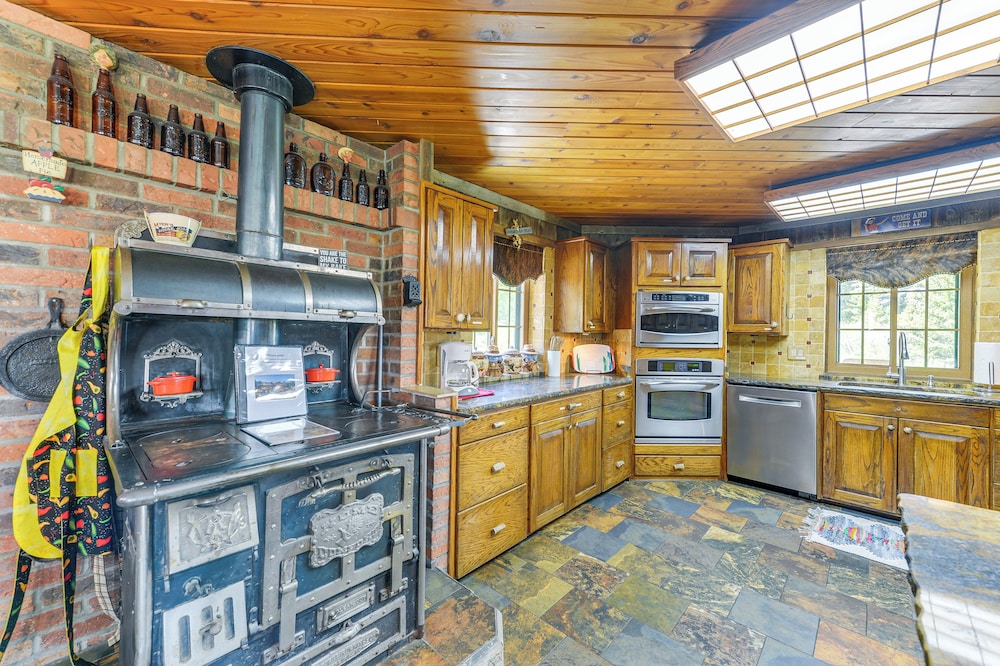Stunning Mountain Views: Spacious Cabin in Dubois!