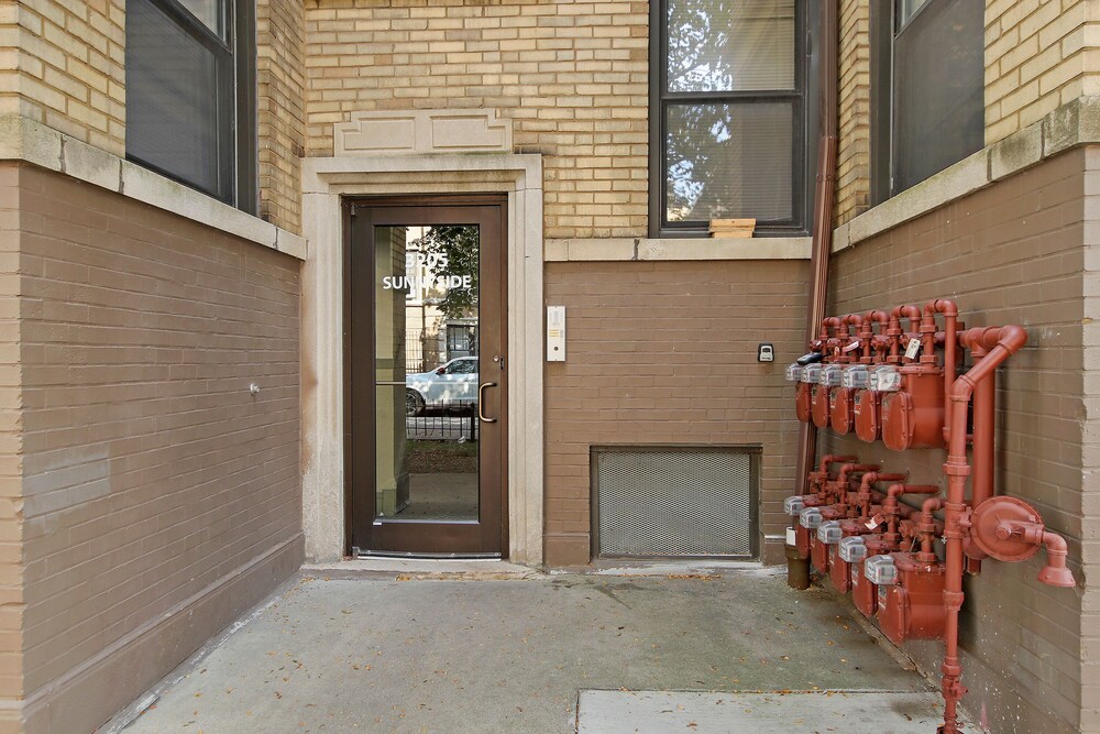 2BR Comfy & Chic Sunnyside Apt near Shop view 3