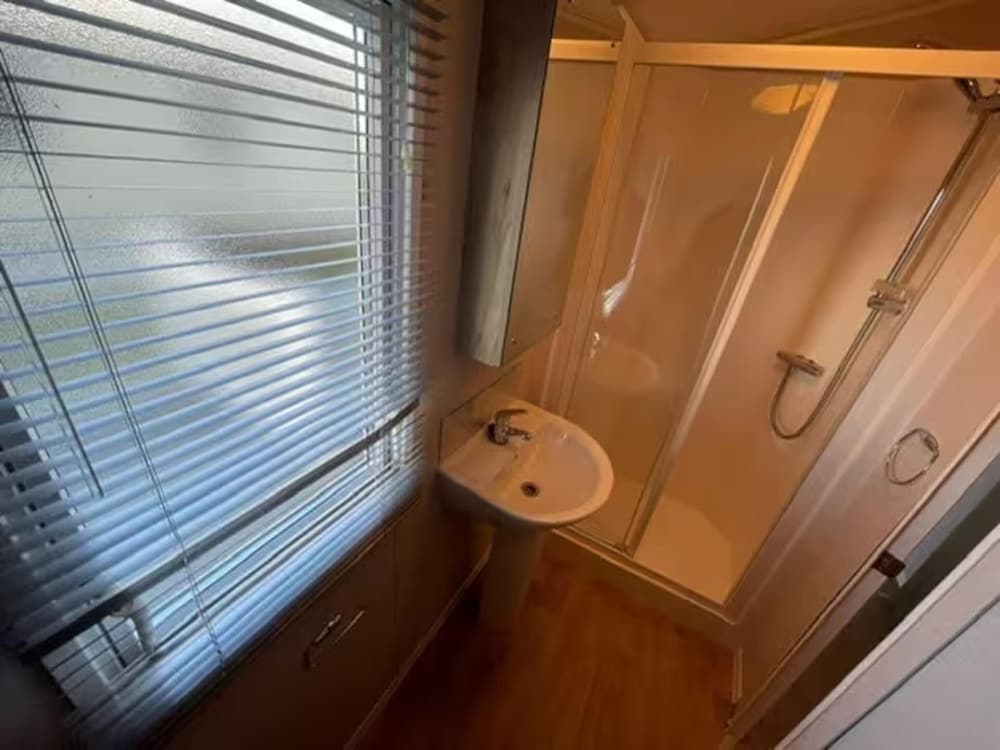 Caravan-sleep8-hottub-freep-balcony-familyfriendly
