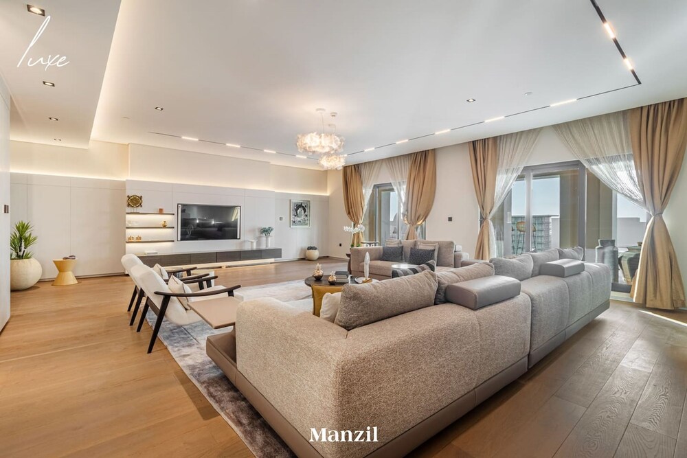 Luxury Sky Villa w Private Pool Sea View in Palm