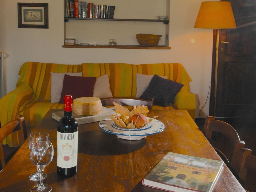 Agriturismo near Cortona with Spacious Garden & Swimming Pool