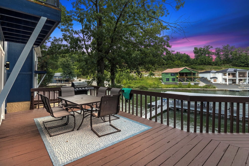 Our Cove Retreat - Perfect for Wave-free Swimming, Tanning & Prime Location Fun!