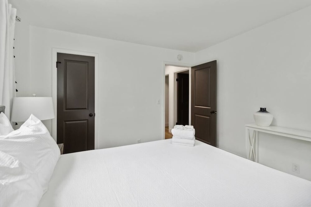 Chic Retreat Near Downtown Nashville 3 Bedroom Home by RedAwning