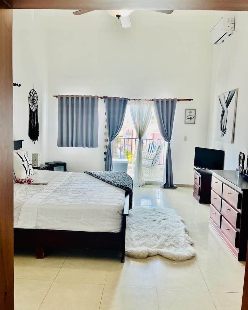 2 Minutes Walk to Beach Huge 3 bdrm Condo with Pool