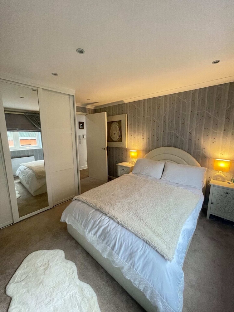 Chic 1BD Flat - 10 Minutes to Victoria Park!