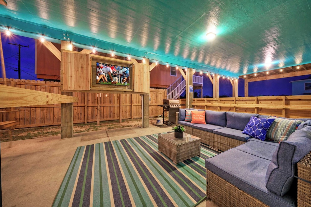 Sleeps 21, 2 Homes 2 Private Pools, Fire Pit, Swing Bar Walk to the Beach