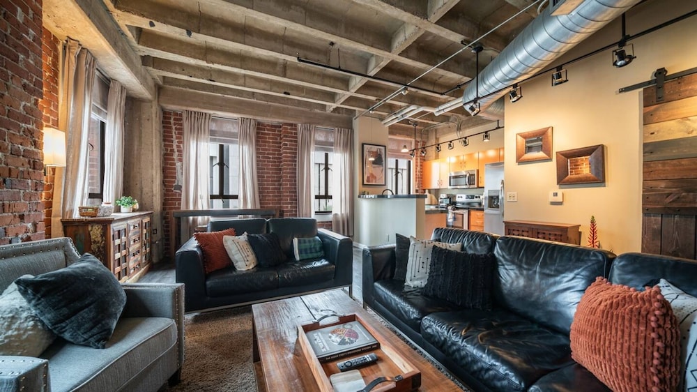 Luxury Downtown Phoenix Loft - Pool Gym Laundry
