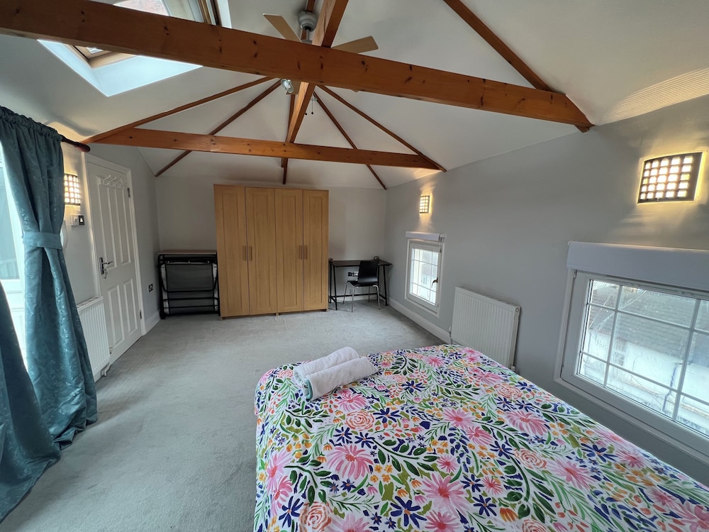 3 Bedroom House in London - Private Garage - Wi-fi view 3