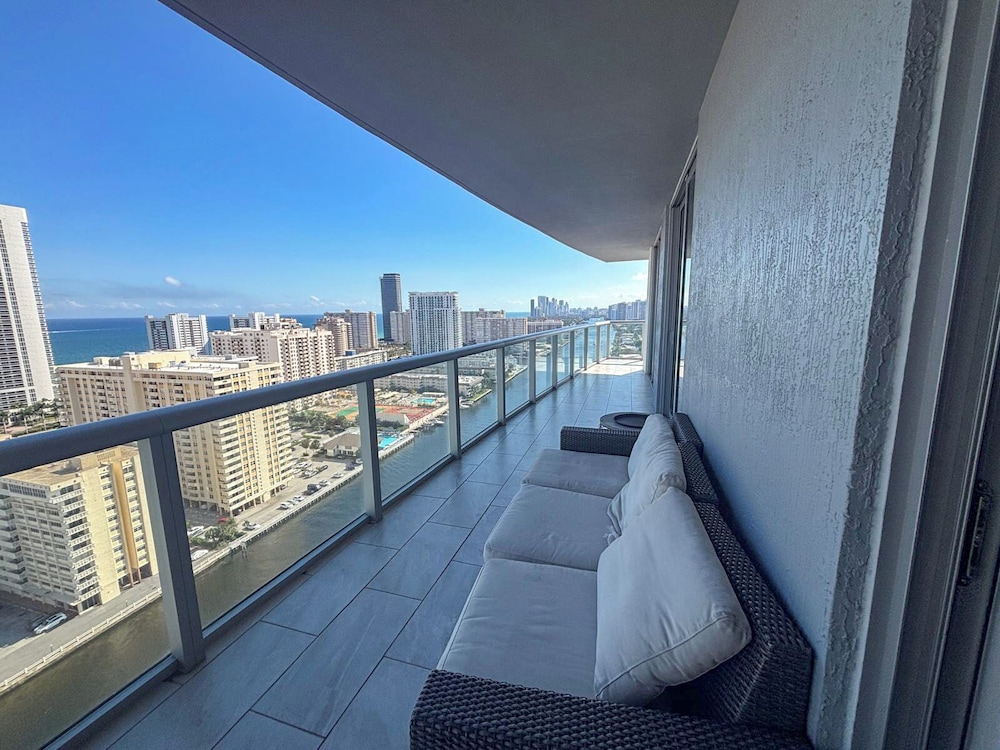 Luxury 3-BR Apartment with Stunning City