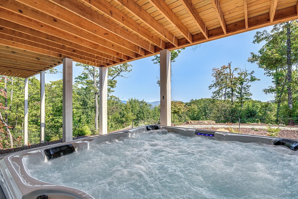 Luxe Black Mountain Manor on 15 Acres!
