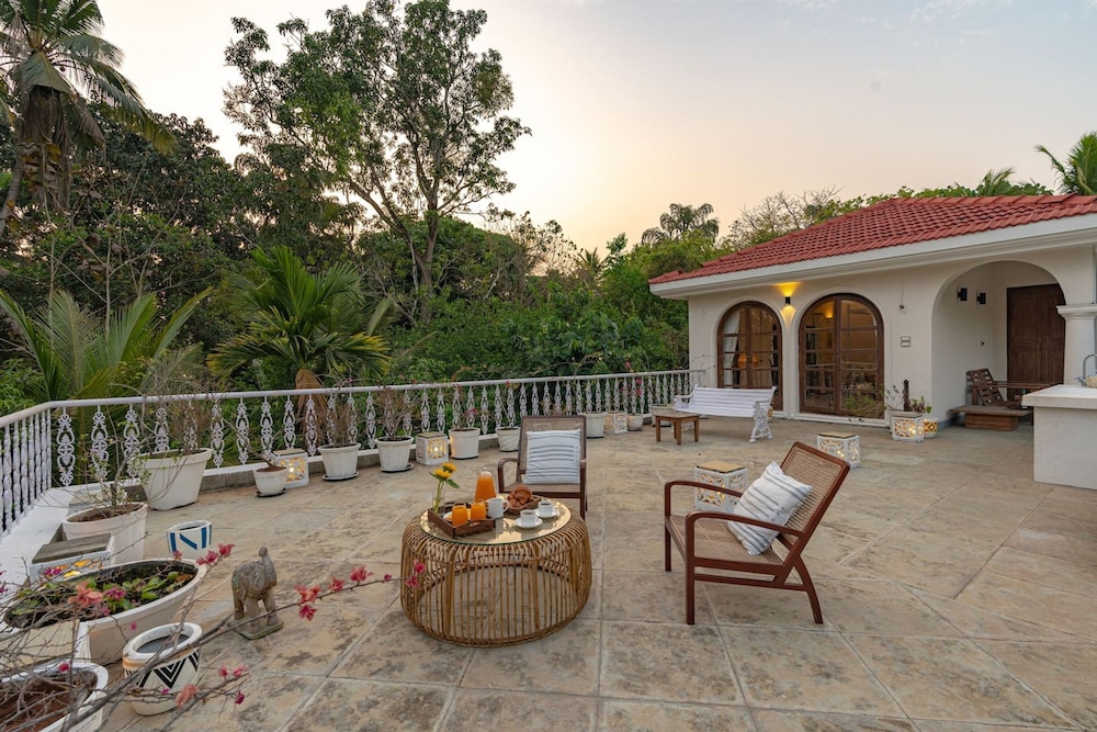 Loto Bianco by Hireavilla -4br w Pvt Pool Siolim