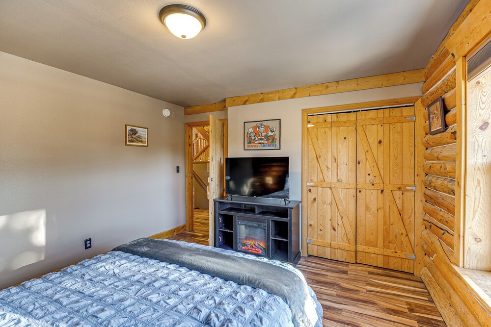 4 Mi to Fossil Beds: Private Log Cabin on 3 Acres