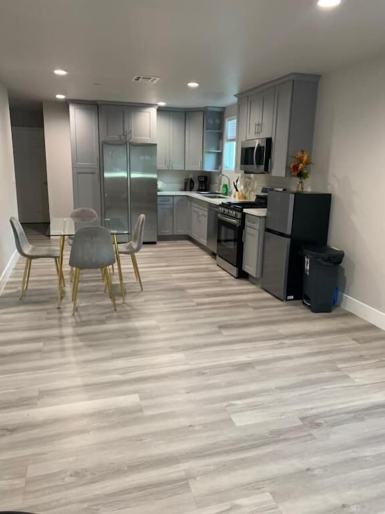 Modern LA Stay – Private Room & Bathroom