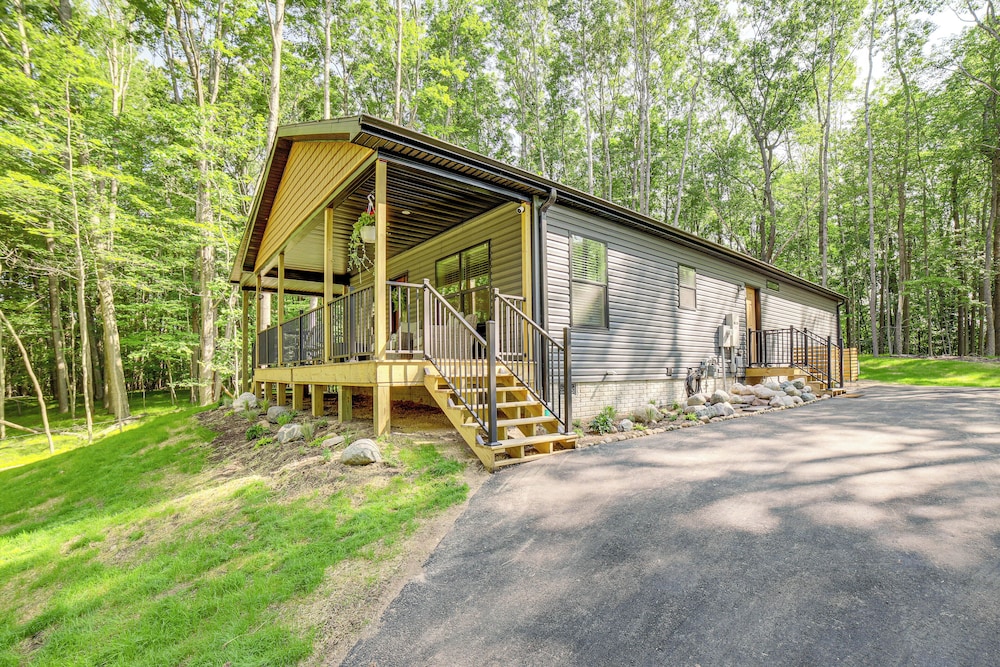 Lake Access, Pools & More: Family Home in Stanwood