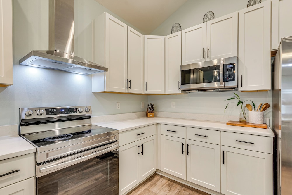 1 Mi to Dtwn: Pet-friendly Pensacola Getaway!