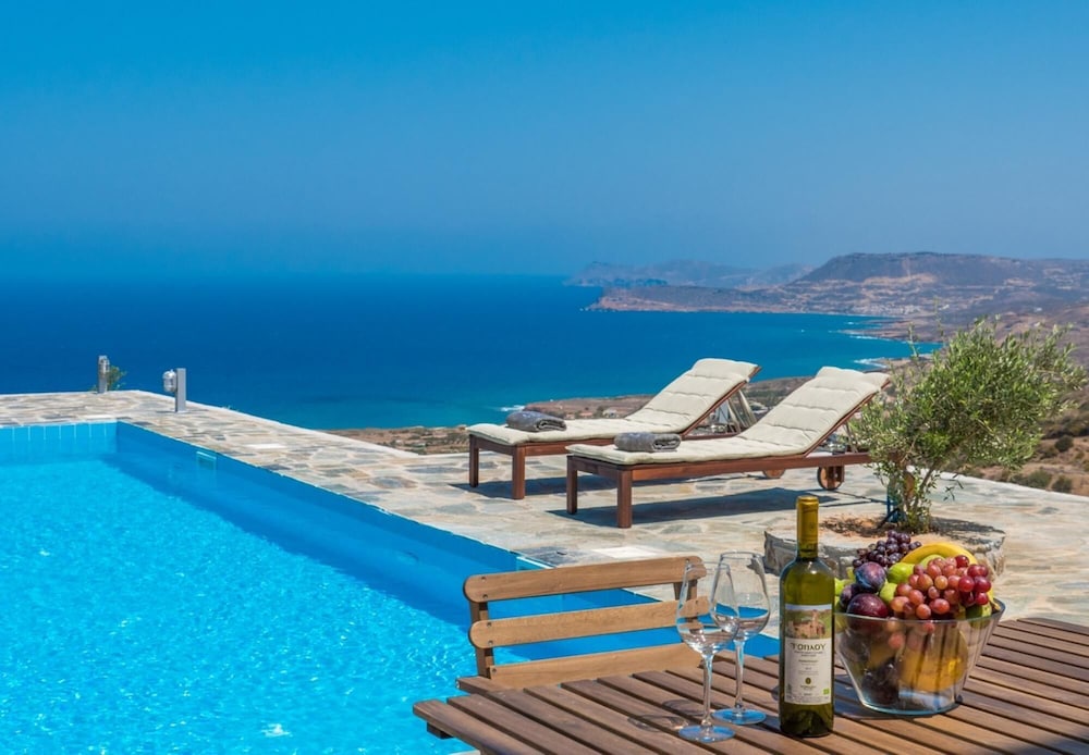 Villa Isidora - Stunning Stylish 3-bedroom Villa view 3