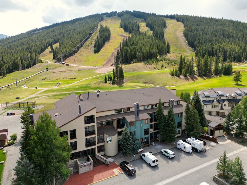 Pet Friendly Ski-In Ski-Out Right By The Lift and Golf Course - FP310 by Redawning