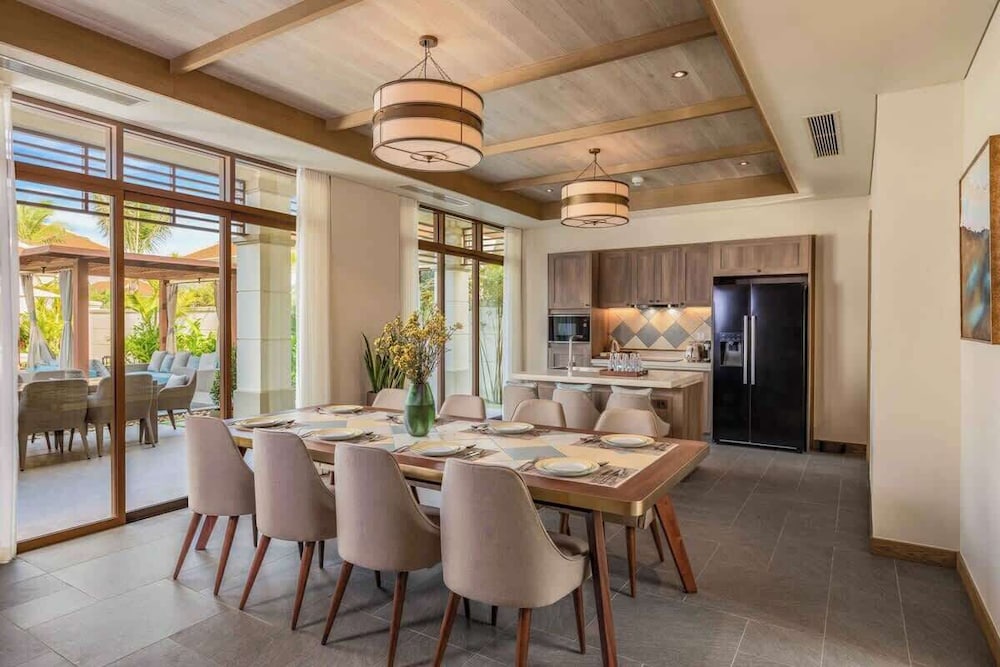Luxe 3BR Villa: Pool, Breakfast & Housekeeping