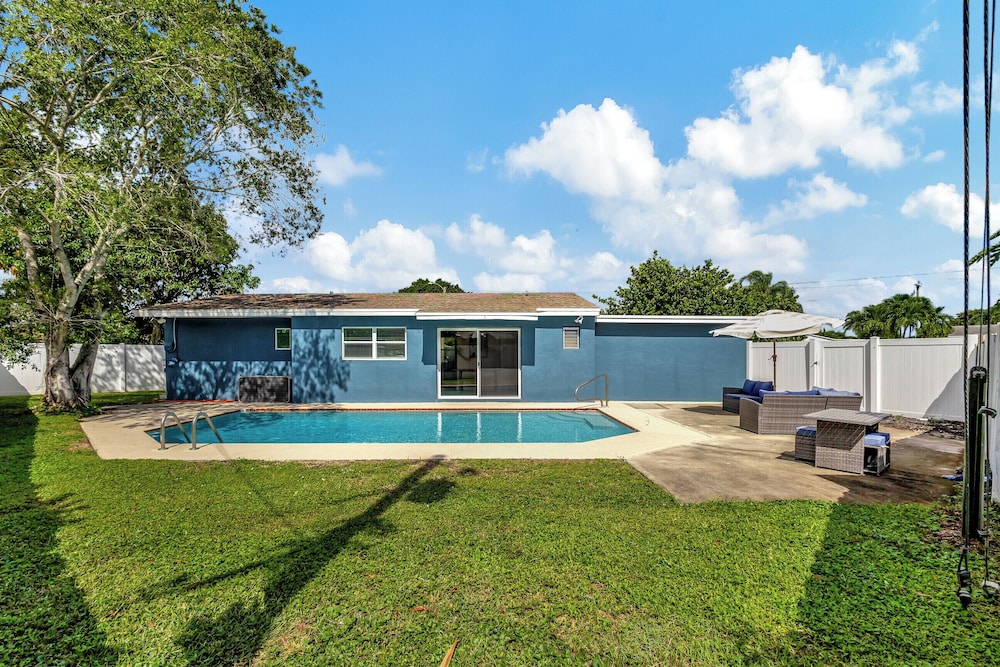 Sunshine Villa w/ Private Pool
