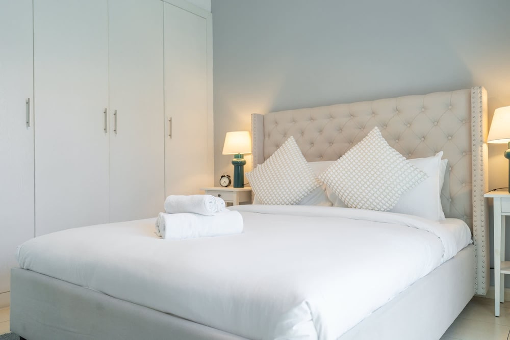 Pleasing 1-bedroom for 4 in JVC for Relaxing Getaway