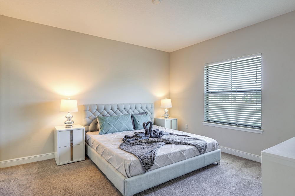 Near Disney & Legoland: Spacious Poolside Oasis!