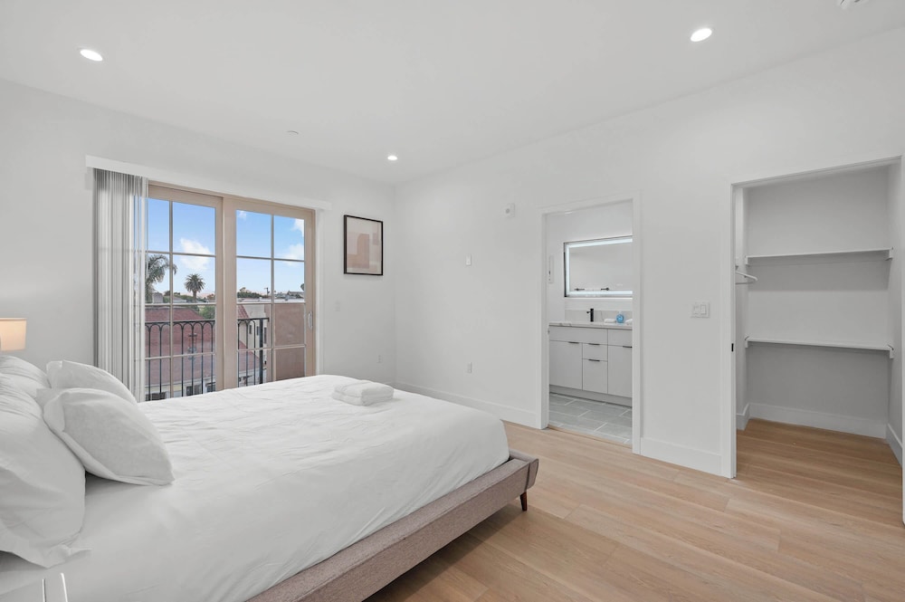 Not Affected by the Fire/modern Spacious Home With Parking & Fully Equipped Kitchen #3