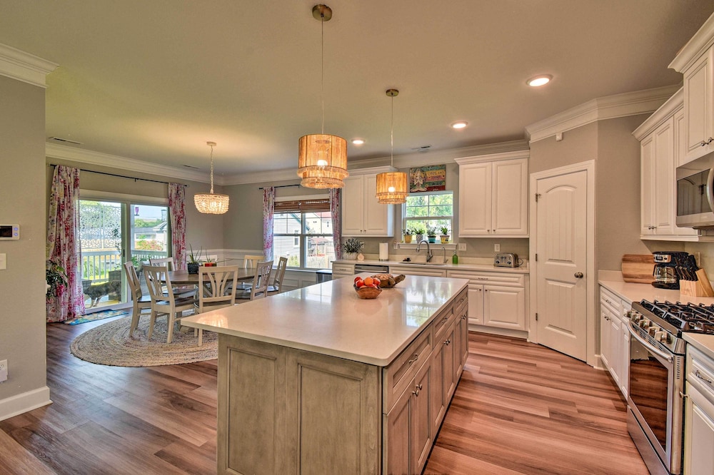 Vivid Home w/ Porch: Walk to Ocean View Beach! view 2
