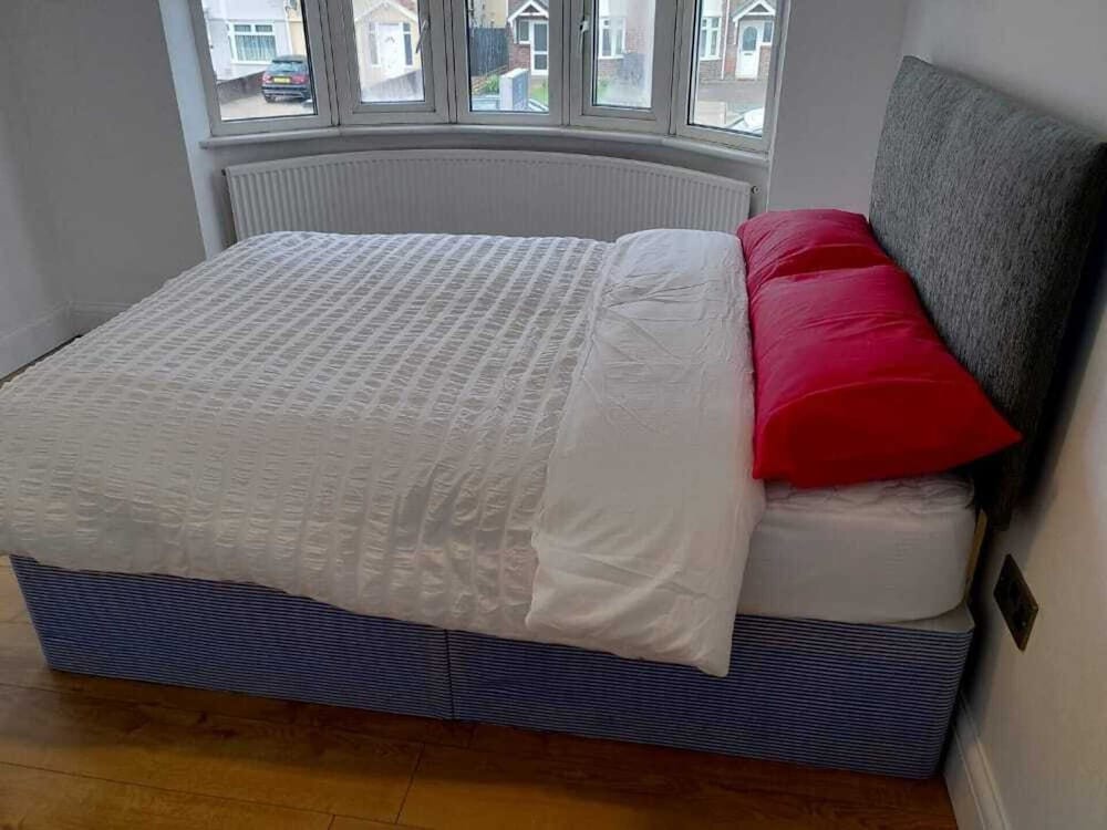 Remarkable 3-bed House in Hounslow view 5