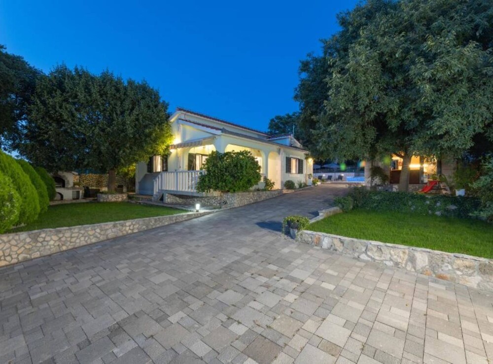 Idyllic Escape Villa Maretici With Pool and Private Garden