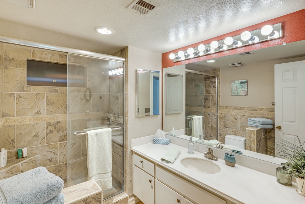Golf & Swim: Country Club Condo in Palm Desert