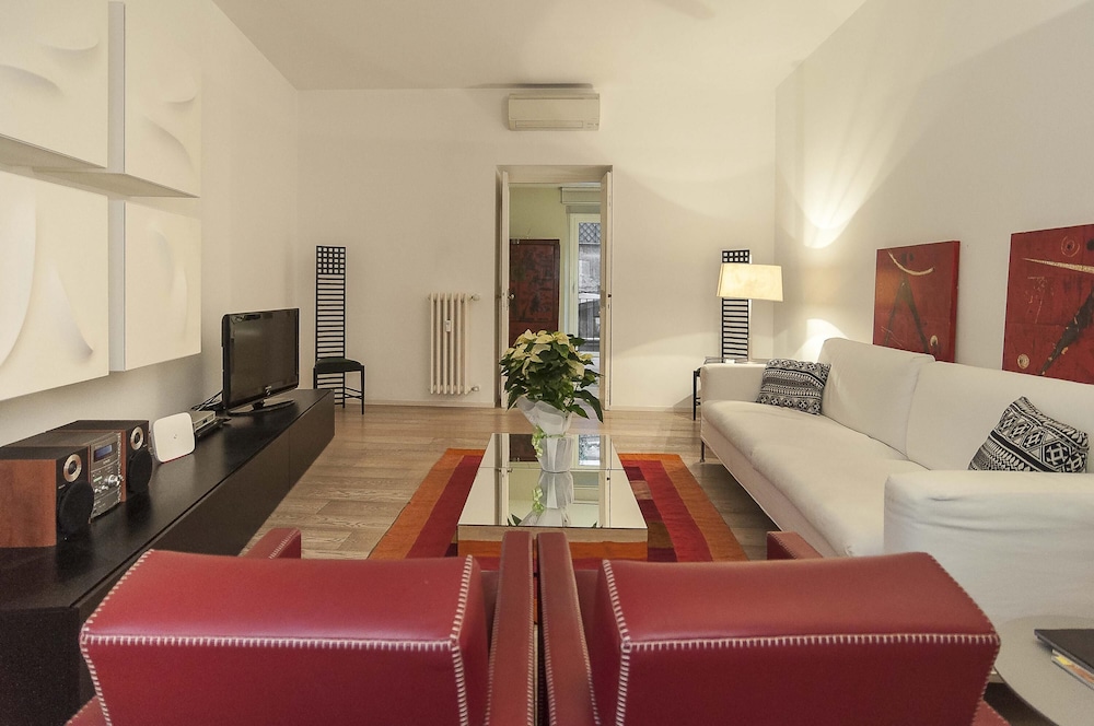 In Rome at Spanish Steps Classy Apartment With Modern Design in an Historic Palazzo