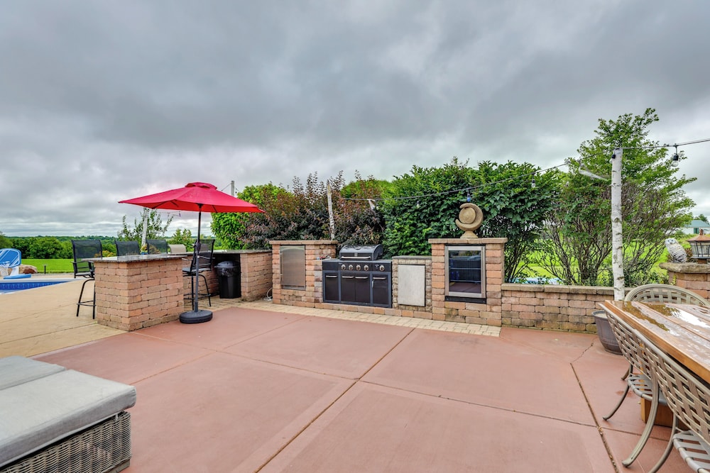 Outdoor Oasis: Luxe Flat in Mt Horeb!
