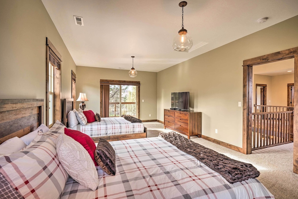 Modern Eagle Crest Escape w/ Patio & 2 Balconies! view 4